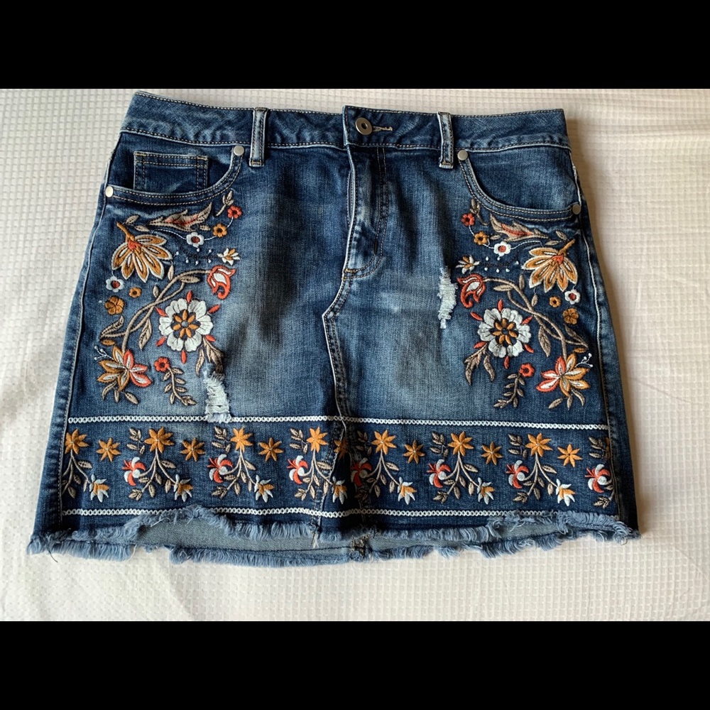 Jean mini skirt with flowers embroider